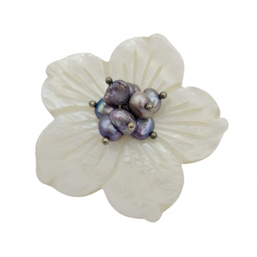 Broche flor de nácar con central lila