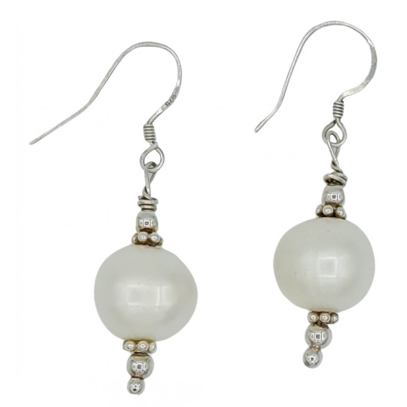 Earrings in silver with white pearl